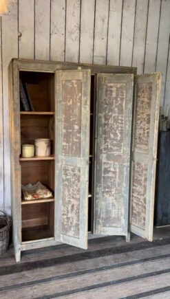Old Wooden Workshop Locker Room -Bookcases Sales 0456e9df 3e8c 4d6b 847b adf9e6e4c3ed
