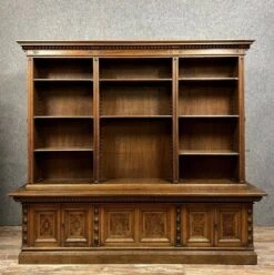 Rare And Important Double-sided Museum Display Case In Renaissance Style In Walnut And Magnifying Glass -Bookcases Sales 0a7a3ae5 ee57 4b56 86cd 5d0bf6e82465