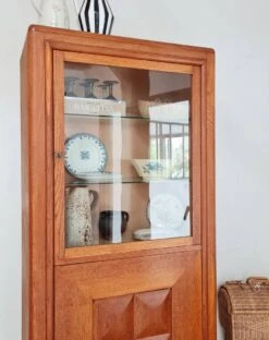 50s Mustache Feet Display Cabinet -Bookcases Sales 19a66dfc 4ed0 41a0 b17e a6ea63dd8ac3