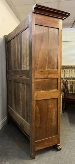 Louis XV - Louis XVI Transition Period Wardrobe In Walnut Circa 1780 -Bookcases Sales 23bcbc8c b90b 46d2 b794 470b141ba684