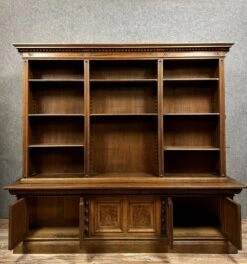 Rare And Important Double-sided Museum Display Case In Renaissance Style In Walnut And Magnifying Glass -Bookcases Sales 24c1cfc2 ec77 4c46 bec9 81b3906e0a3f