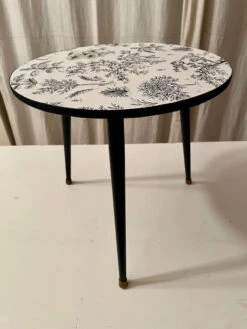 Small Tripod Pedestal Table -Bookcases Sales 288f8135 b6fe 4b05 a0fb 9b2b72c743e9