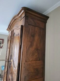 Large Louis Xv 2-door Wardrobe In Blond Walnut From The 19th Century -Bookcases Sales 2983b137 bb39 47a2 ba6e 53f2012a1dbe