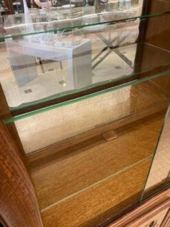 Showcase With 2 Sliding Doors