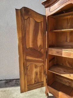 Louis Xv Cabinet In Walnut Gendarme’s Hat -Bookcases Sales 364e704d b724 44f1 ac5a 806d2a6cba65