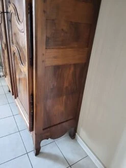 Large Louis Xv 2-door Wardrobe In Blond Walnut From The 19th Century -Bookcases Sales 3a936a30 8db0 48b1 89c8 c2a052d151a1