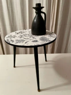 Small Tripod Pedestal Table -Bookcases Sales 3d0a2ab2 ffe3 441c 967a e986d07ca668