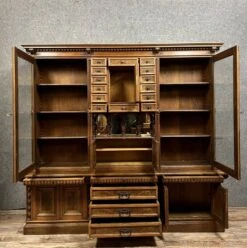 Rare And Important Double-sided Museum Display Case In Renaissance Style In Walnut And Magnifying Glass -Bookcases Sales 3fe058d4 df8a 41b0 be61 d20e4589504c