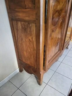 Large Louis Xv 2-door Wardrobe In Blond Walnut From The 19th Century -Bookcases Sales 3fe0fad8 3c8c 4c12 93c2 3e299a3db331