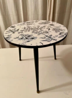 Small Tripod Pedestal Table -Bookcases Sales 4018dcb0 b8b2 4597 88e4 bd8121392efa