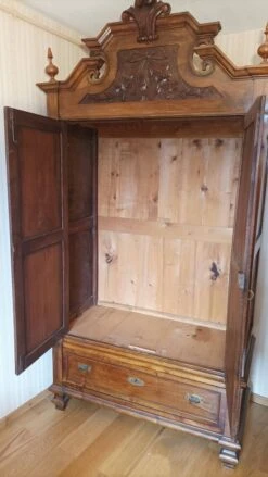 Piedmontese Walnut Wardrobe -Bookcases Sales 40cb321c cb13 4204 bd3a 656d168c27a1