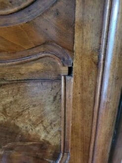 Large Louis Xv 2-door Wardrobe In Blond Walnut From The 19th Century -Bookcases Sales 43058dbb dd09 42a5 979d ae0d7c074f54