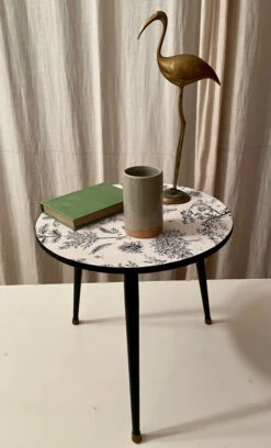 Small Tripod Pedestal Table -Bookcases Sales 4594c589 df6a 4118 8850 4161c07fb499