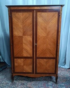 Louis XV Wardrobe In Walnut Veneer -Bookcases Sales 58094bc6 b1f1 4ae4 971f d44c4eabcdaa