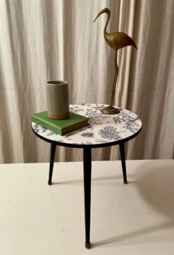 Small Tripod Pedestal Table -Bookcases Sales 611e43b4 7439 4f05 9612 3c707fb96dfa