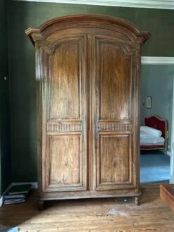 Louis XV Wardrobe In Walnut 18th Century -Bookcases Sales 66ad09ce e0f4 4660 9d66 9d10624919af