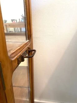 Vintage Art Deco Showcase In Wood With Mirror Background -Bookcases Sales 68d1d9ed 16d8 4366 994e e01e2b66ef1b