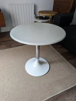 Metal Tulip Foot Side Table -Bookcases Sales 725be438 e4d0 4144 8c12 9f938f092174