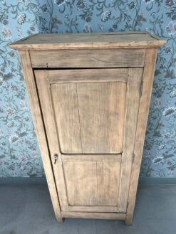 Small Parisian Wardrobe / Bonnetière