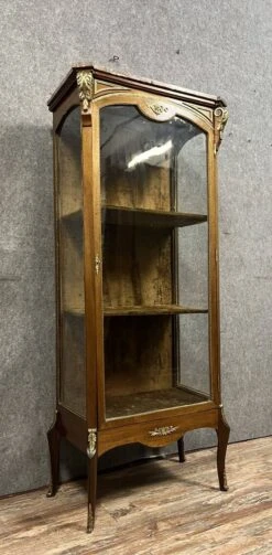 Magnificent Three-sided Louis XV Style Display Case In Mahogany And Gilded Bronzes -Bookcases Sales 7b18a376 7033 409b a10b 4b3d6e123aab