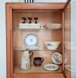 50s Mustache Feet Display Cabinet -Bookcases Sales 8947250f 47e0 4f3f 9d6e 5d773a503ed1