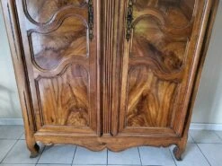 Large Louis Xv 2-door Wardrobe In Blond Walnut From The 19th Century -Bookcases Sales 91b40c87 1e74 4a62 99c9 c9678539c4b7