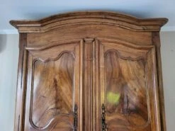 Large Louis Xv 2-door Wardrobe In Blond Walnut From The 19th Century -Bookcases Sales 93131ff6 bd66 475f bb95 e5b728d99b7a
