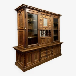 Rare And Important Double-sided Museum Display Case In Renaissance Style In Walnut And Magnifying Glass -Bookcases Sales a2a59b92 008a 46d7 8d2d f5fa5a41a254