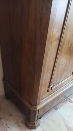 Louis Philippe Walnut Wardrobe -Bookcases Sales a6ab7639 7031 4d77 a195 4a341e8de0a1