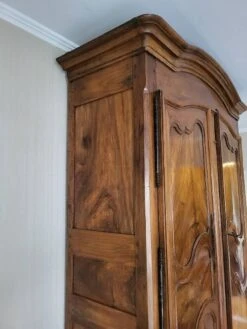 Large Louis Xv 2-door Wardrobe In Blond Walnut From The 19th Century -Bookcases Sales b6e2f84a 369e 46c2 9721 90124df2d969