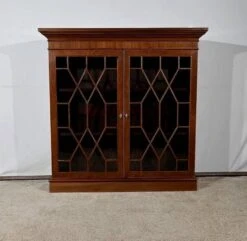 Small English Mahogany Showcase, Georgian Style – Late 19th Century -Bookcases Sales bdb4e543 9415 4d88 a3db e187a7f8e3d2