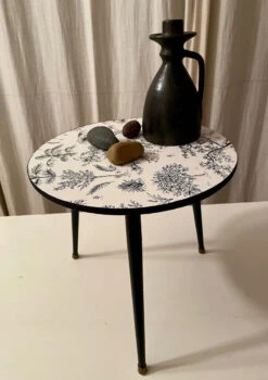 Small Tripod Pedestal Table -Bookcases Sales cebfac18 e95e 496d 811a 68d497121206