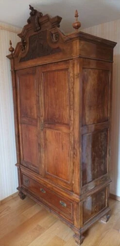 Piedmontese Walnut Wardrobe -Bookcases Sales d712d67f 453e 4c8d a338 4e4f82deaa7f