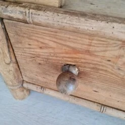 Bonnetiere - Old Wooden Bookcase With Pink Shelf -Bookcases Sales da68019d 2aa0 48b3 baa2 d09f0f5c9c6a