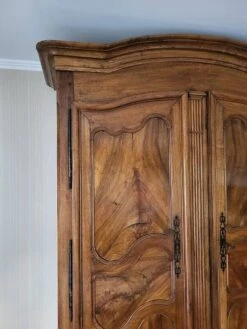 Large Louis Xv 2-door Wardrobe In Blond Walnut From The 19th Century -Bookcases Sales f6a9567a 0620 4d77 8be4 73437227fbcd